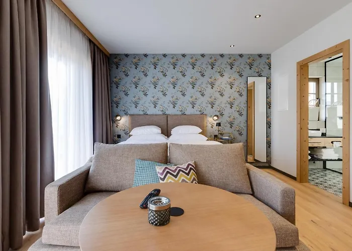 Hideaway Montestyria & فندق 4*